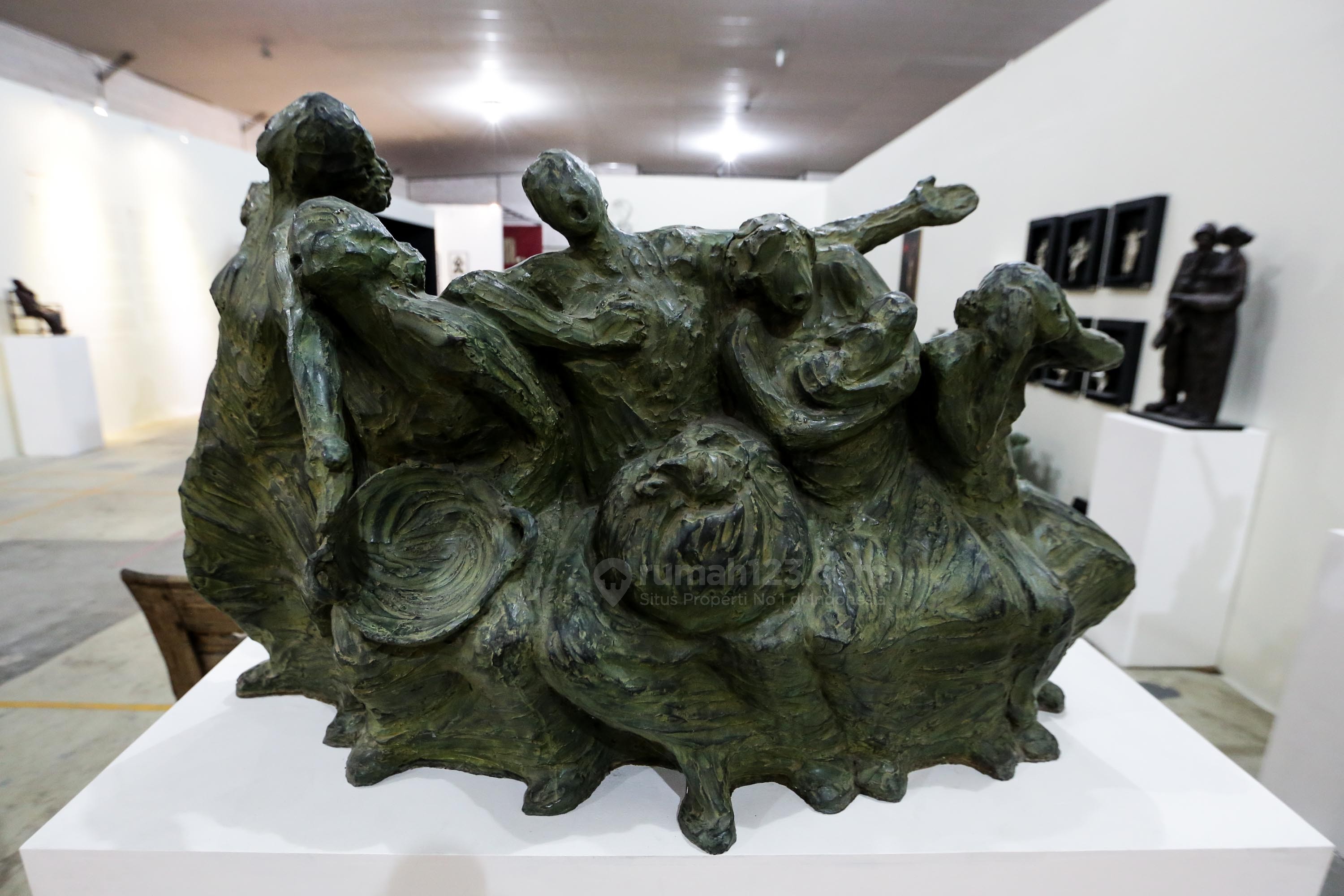 Seni Patung Dorolosa Sinaga yang Menghidupkan Ruang Kita