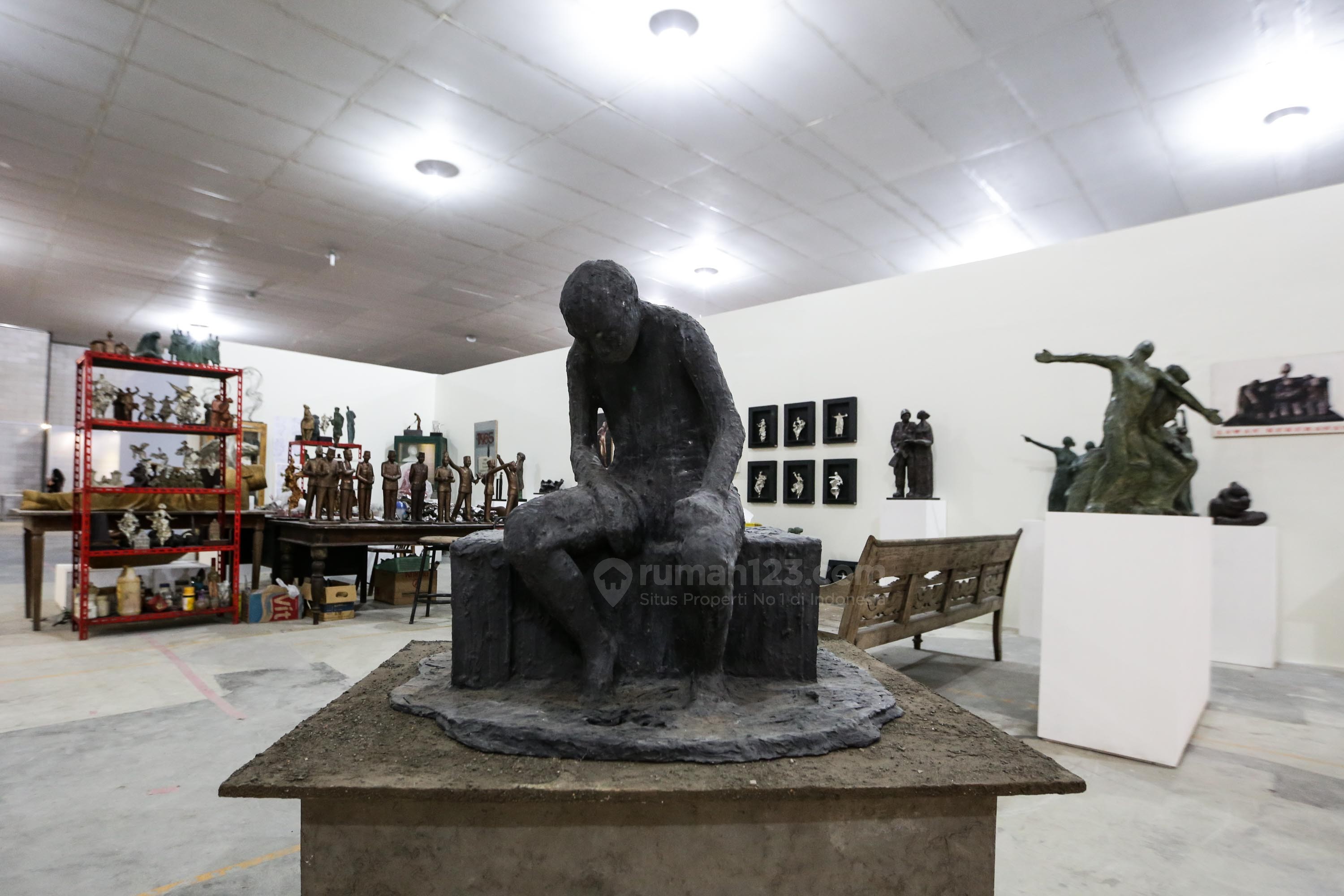 Seni Patung Dorolosa Sinaga yang Menghidupkan Ruang Kita