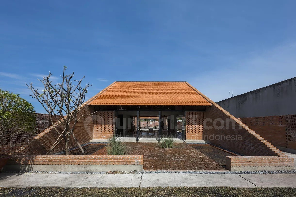 Rumah Batu Bata Yang Penuh Cahaya Rumah123com