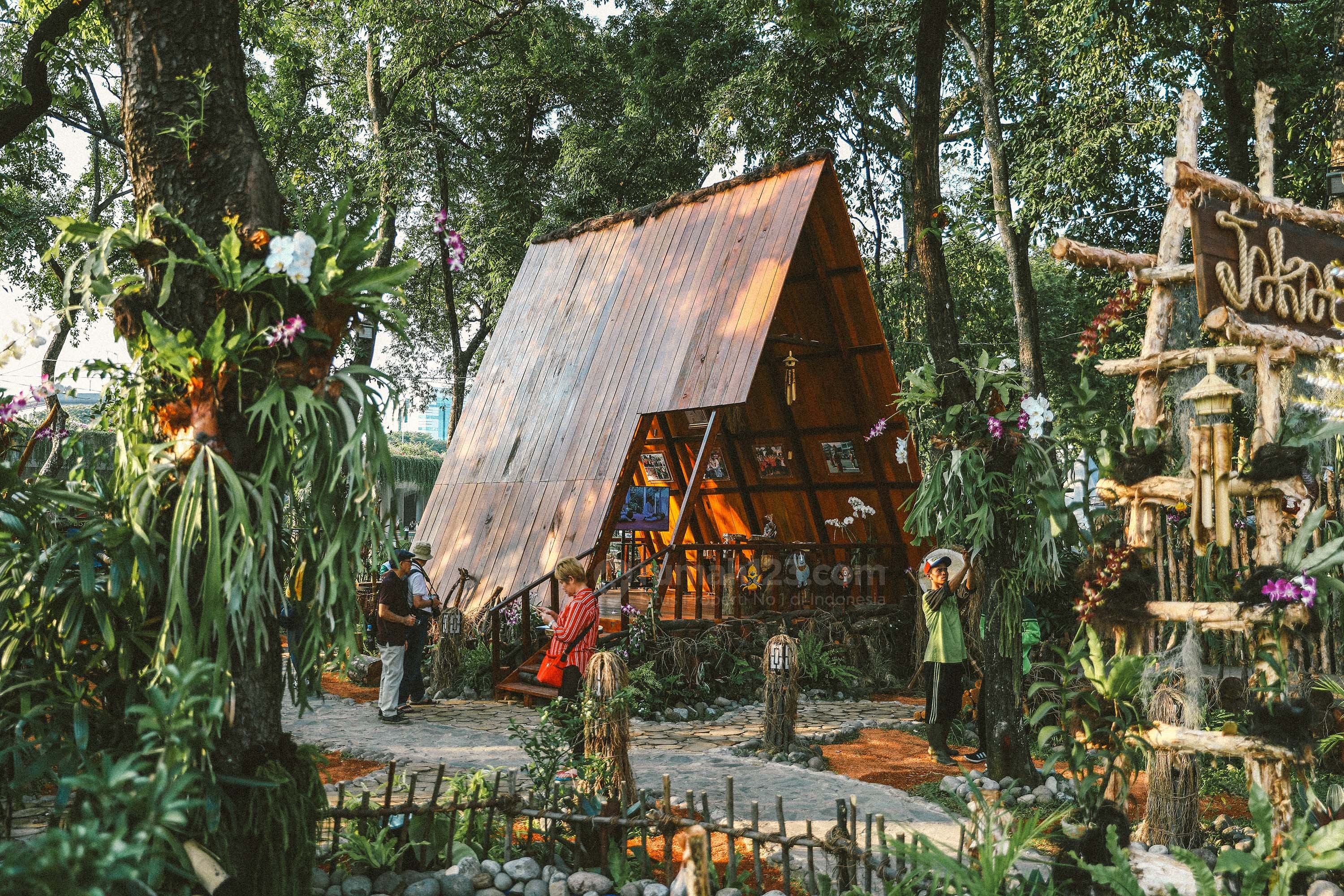 Rumah Kayu Di Tengah Hutan Kota Rumah123com